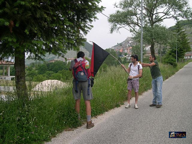 gennaro fotografa la bandiera.JPG